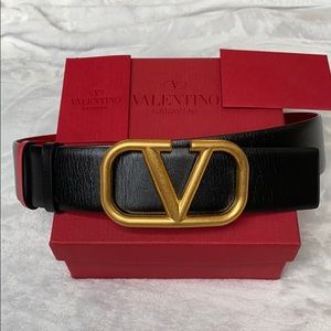 Valentino Garavani Reversible Belt. Black and Red.